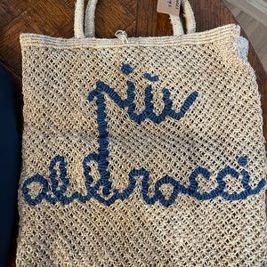 Adorable woven tote!! Says “many hugs” I’m French!! Never used … nwt condition